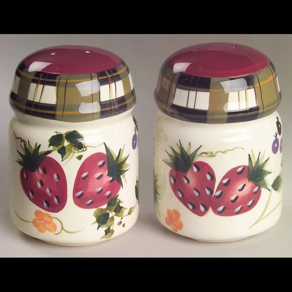 Salt‎ & Pepper Set Strawberry Plaid by ONEIDA